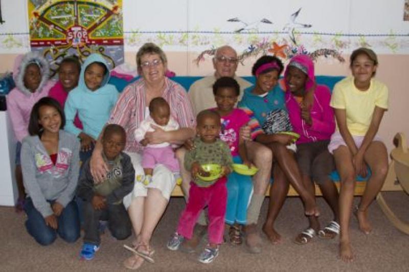 Seloma Gouws, Leiterin der Kinderstation Safe Haven freut sich mit den Kindern 