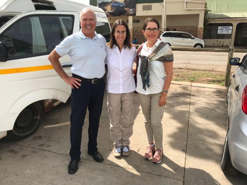 In der Mitte Ms. Alexis Salaman von YOUPSA mit Dieter und Bettina Wulkow - Ankunft in Hankey