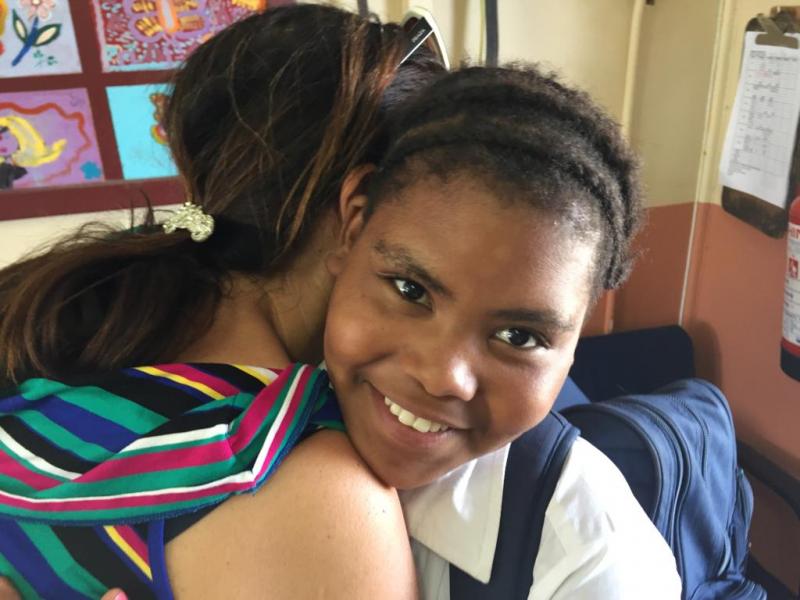 Herzlicher Empfang für Bettina Wulkow durch ein Heimmädchen