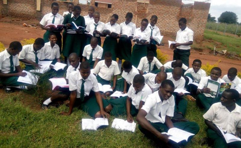 Studenten der KOB High School mit den neuen Lehrbüchern