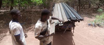 Foto: C.E.T. Koudougou, Burkina Faso: Berufsschüler nehmen das gelieferte Material in Empfang