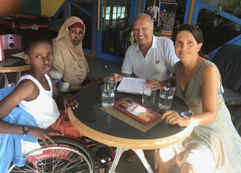 Abdirahman zusammen mit seiner Mutter, Mudah, Bettina und Dieter Wulkow