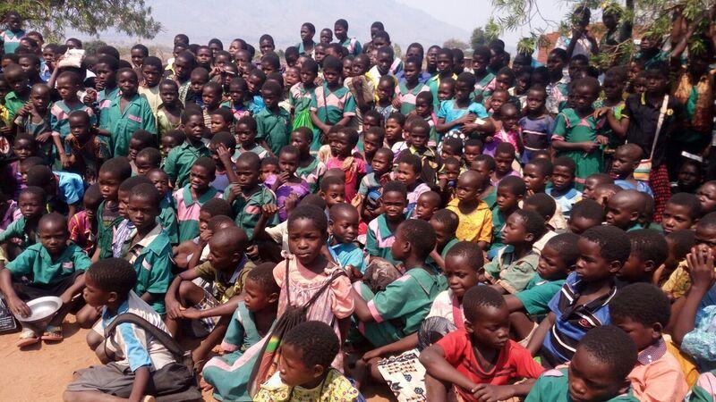 ..zuhörende Schüler bei einer Linguni Theater- veranstaltung