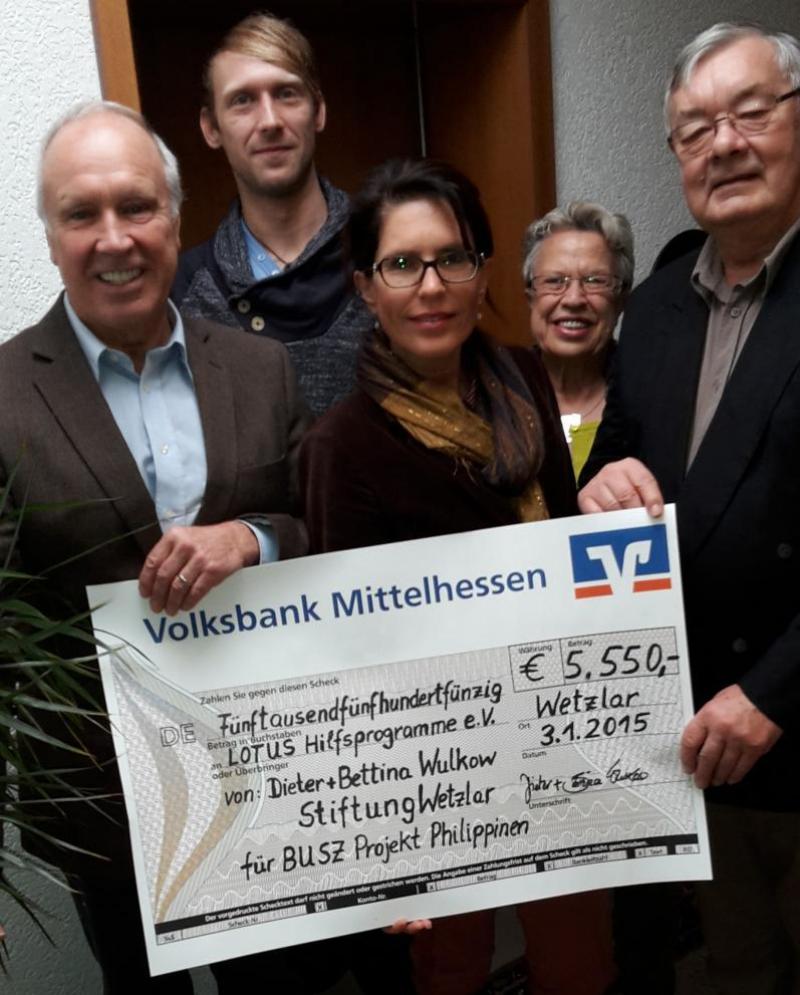 SpendenÃ¼bergabe an Lotus Hilfsprogramme e.V. (Dieter Wulkow-Vorstand, Toni Wulkow, Bettina Wulkow, Vorstand, Gisela Scheffer, Beirat, Heinrich Treutner, Vorstand Lotus)